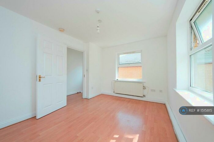 2 Bedroom Flat To Rent In Uplands Close, London, SE18