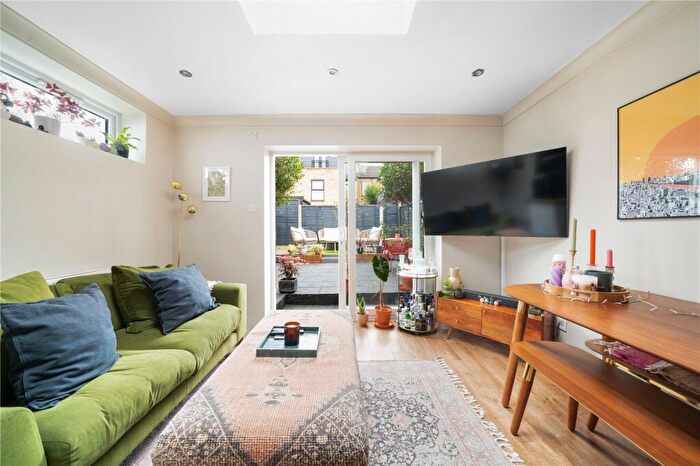 3 Bedroom Flat For Sale In Coppermill Lane, Walthamstow, London, E17