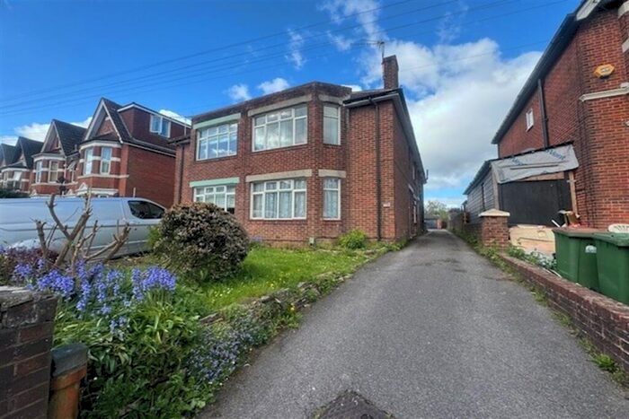 2 Bedroom Flat To Rent In Hill Lane, SO15