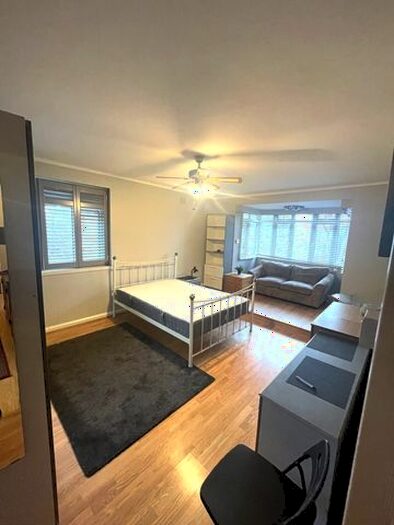 3 Bedroom Flat To Rent In Kingston Hill, Kingston Upon Thames, KT2
