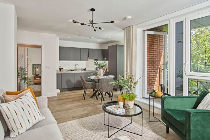 2 Bedroom Apartment For Sale In John Thornycroft Road, Southampton, Hampshire, SO19