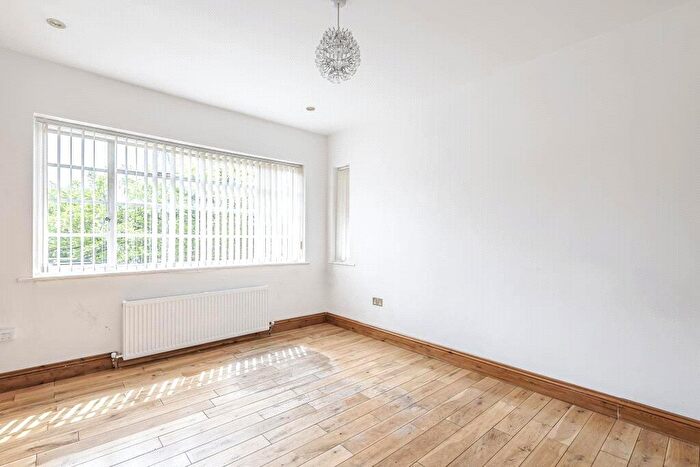 2 Bedroom Apartment To Rent In Ossulton Way, London, N2