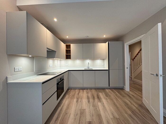 2 Bedroom Flat To Rent In West Street, Maidenhead, Berkshire, SL6