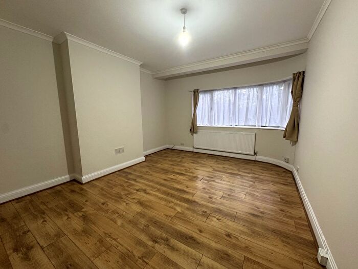 2 Bedroom Flat To Rent In Watford Way, London, NW7