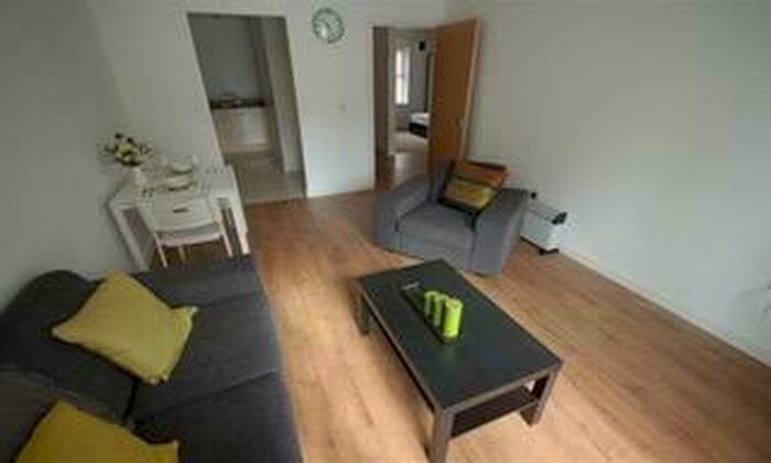 2 Bedroom Flat To Rent In Athlone Grove, Leeds, West Yorkshire, LS12