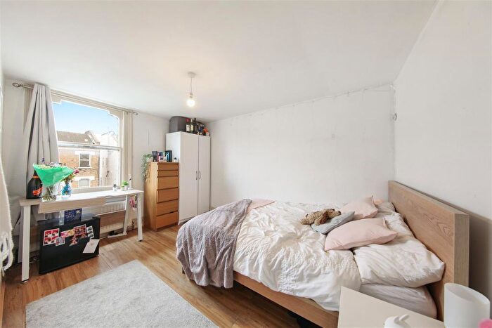 3 Bedroom Flat To Rent In Frithville Gardens, London, W12