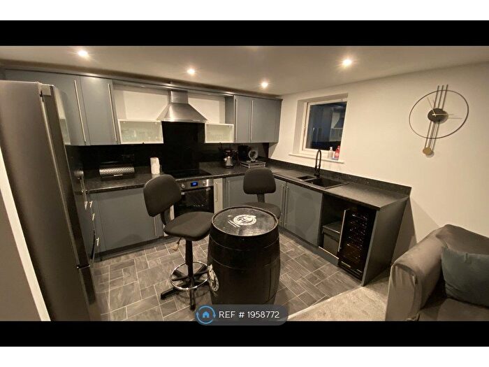 3 Bedroom Flat To Rent In Elmira Way, Greater Manchester, M5