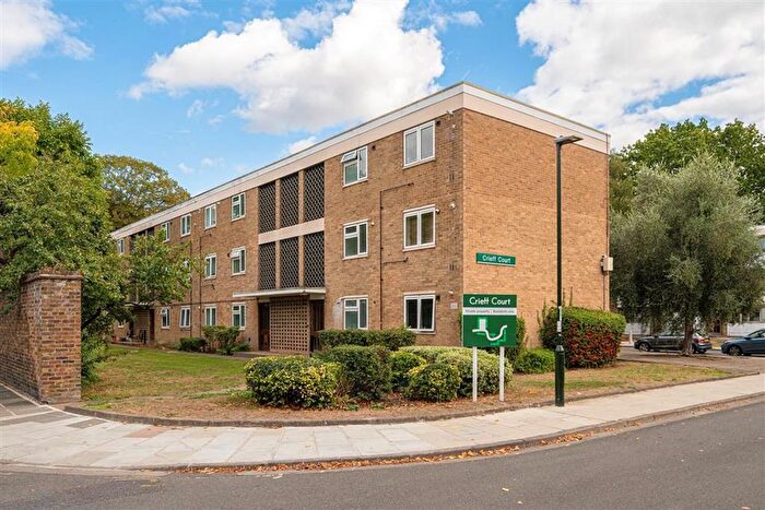 1 Bedroom Flat For Sale In Crieff Court, Teddington, TW11
