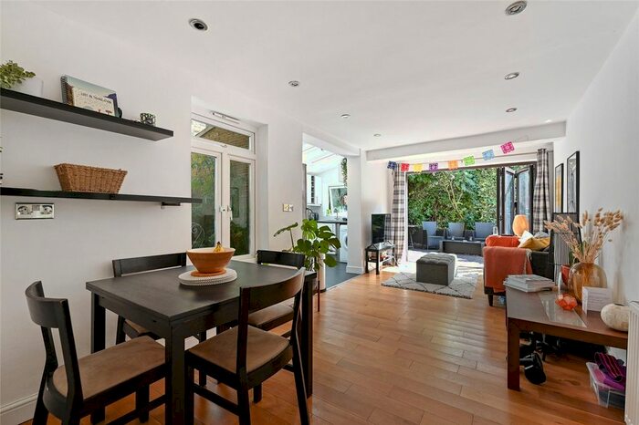 2 Bedroom Flat To Rent In Thornfield Road, Shepherds Bush, London, W12