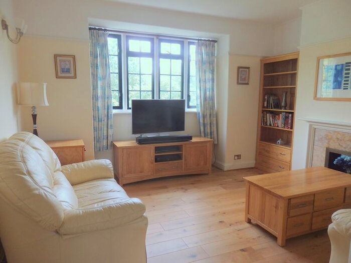 3 Bedroom Flat To Rent In Church Close, Church Street, Epsom, KT17