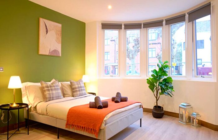 1 Bedroom Studio To Rent In Woodstock Rd, London, NW11