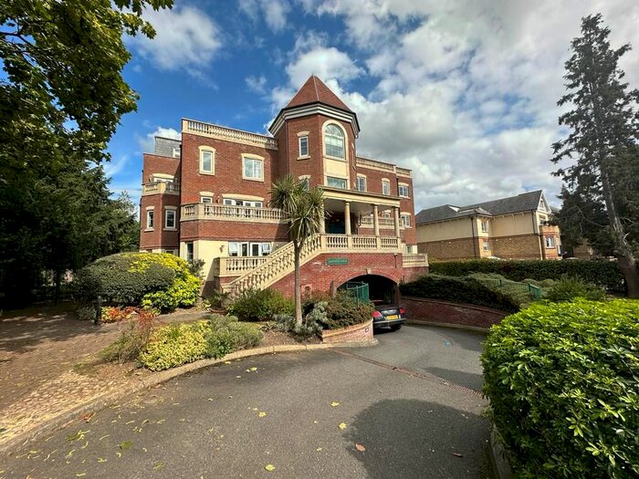3 Bedroom Flat To Rent In Village Road, Enfield, EN1
