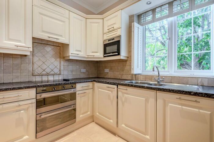 3 Bedroom Flat To Rent In Wilderness Road Chislehurst, BR7