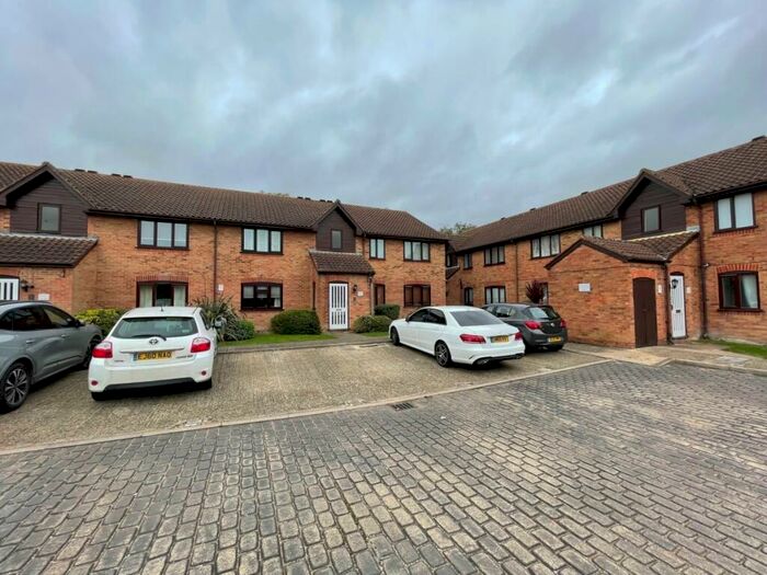 Flat To Rent In Godwin Close, Waltham Abbey, E4