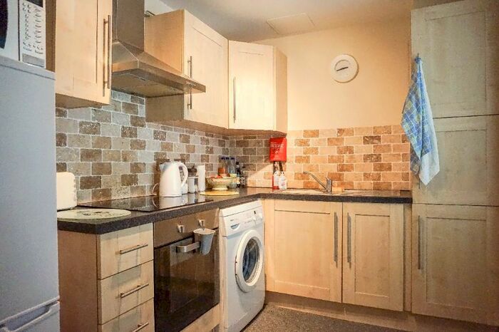 2 Bedroom Apartment To Rent In Broomfield Crescent, Leeds, West Yorkshire, LS6