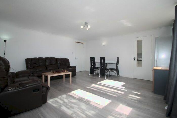 2 Bedroom Flat To Rent In Homefield Park, Sutton, SM1
