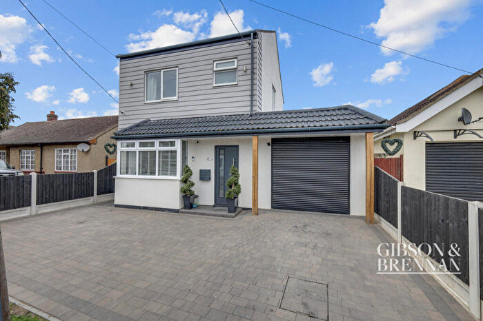 3 Bedroom Detached House For Sale In Queensland Avenue, Rochford, SS4