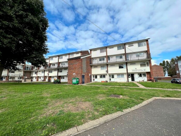 3 Bedroom Flat To Rent In Lumsden Road, PO4