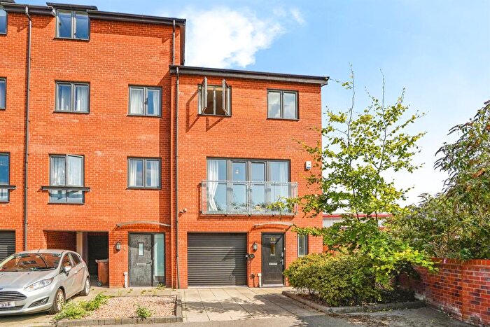 4 Bedroom Town House For Sale In Yarn Street, Hunslet, Leeds, LS10