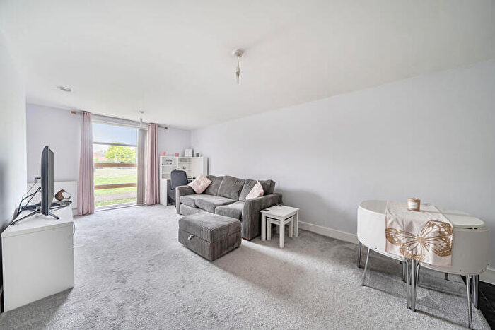 1 Bedroom Flat For Sale In Pretoria Road, Chertsey, Surrey, KT16