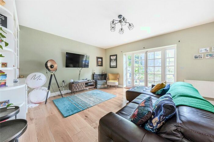 3 Bedroom Flat To Rent In Trinity Road, London, SW17