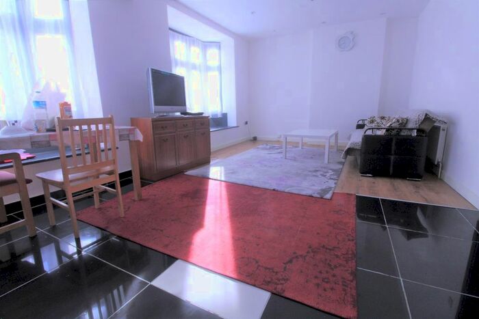 2 Bedroom Flat To Rent In High Street, Cheshunt, Waltham Cross EN8