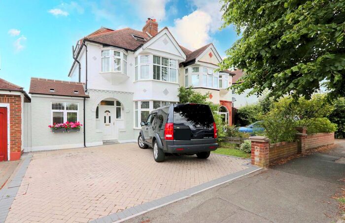 4 Bedroom Semi-Detached House To Rent In Colborne Way, Worcester Park, KT4
