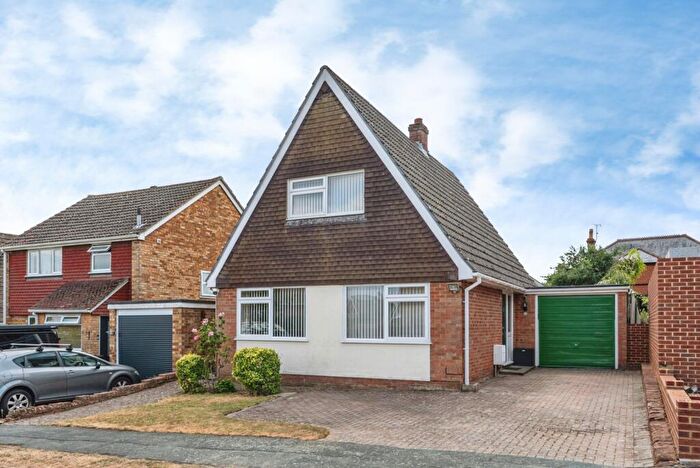 3 Bedroom Detached House For Sale In Willow Way, Farnham, Surrey, GU9