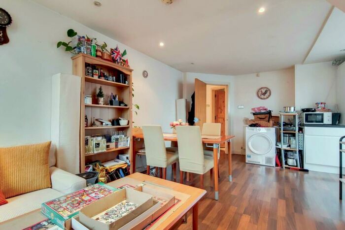 2 Bedroom Flat To Rent In Westferry Road, Isle Of Dogs, London, E14