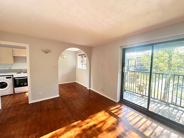 2 Bedroom Flat To Rent In Castle Gardens, Nottingham, NG7