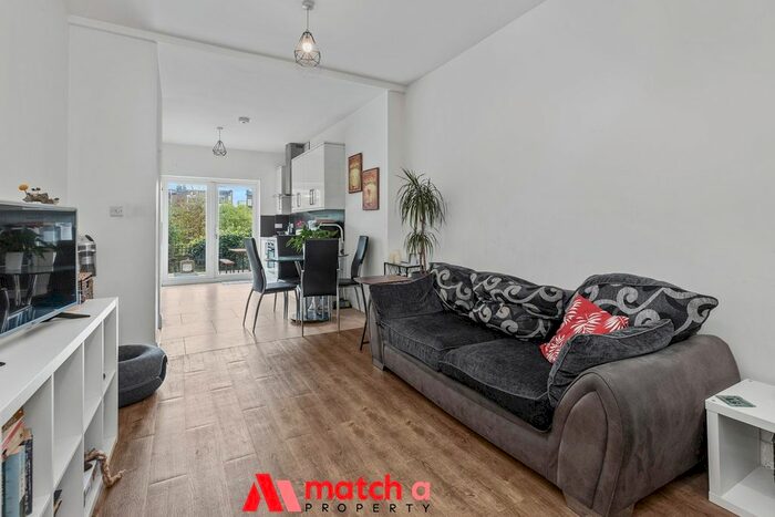 3 Bedroom Flat To Rent In Lynton Road, Acton, London, W3