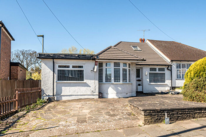 4 Bedroom Bungalow For Sale In Alverstone Avenue, East Barnet, Barnet, Greater London, EN4