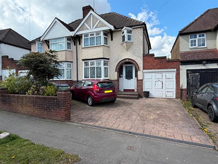 3 Bedroom Semi Detached House For Sale In Summerfields Avenue, Halesowen, B62