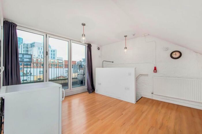 Studio To Rent In Caledonian Road, London, N1