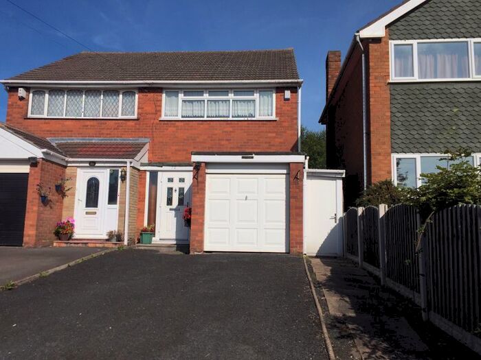 3 Bedroom Semi-Detached House To Rent In Holly Road, Dudley, DY1