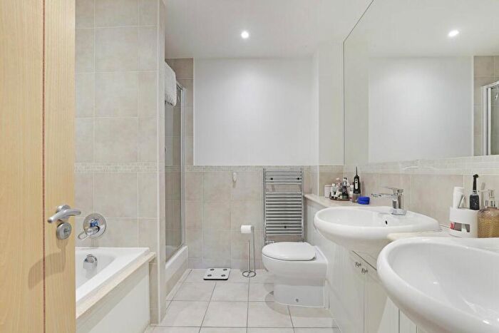 2 Bedroom Flat To Rent In Buckhurst Hill, IG9