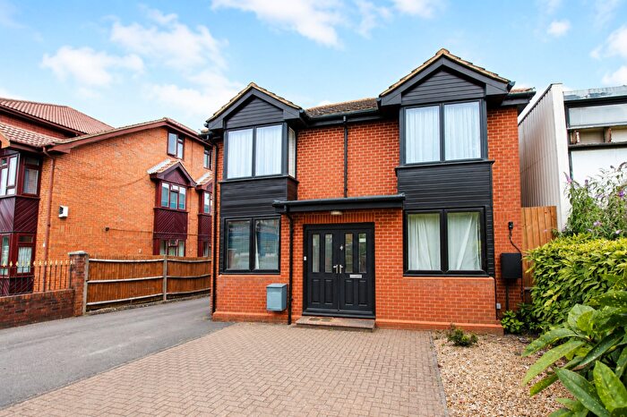 2 Bedroom Flat For Sale In Worplesdon Road, Guildford, GU2