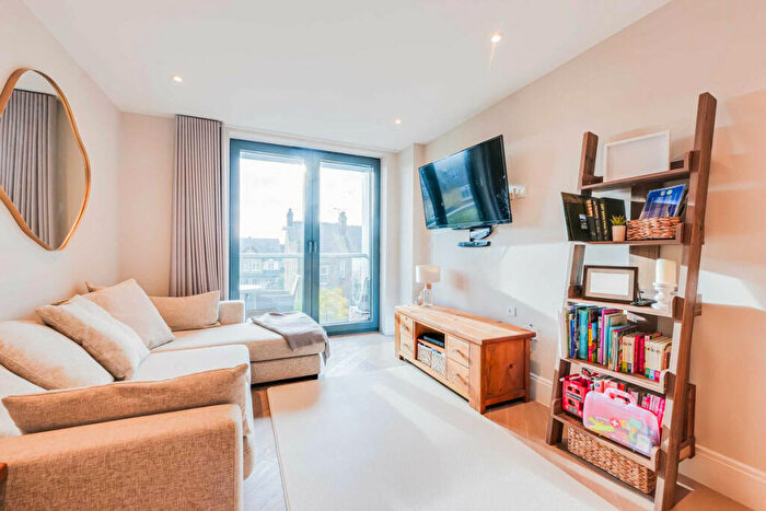 2 Bedroom Flat For Sale In Leigh Road, Leigh On Sea, SS9