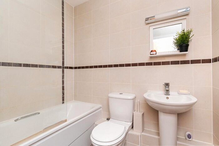 2 Bedroom Flat For Sale In Fraser Gardens, Winchester, SO22