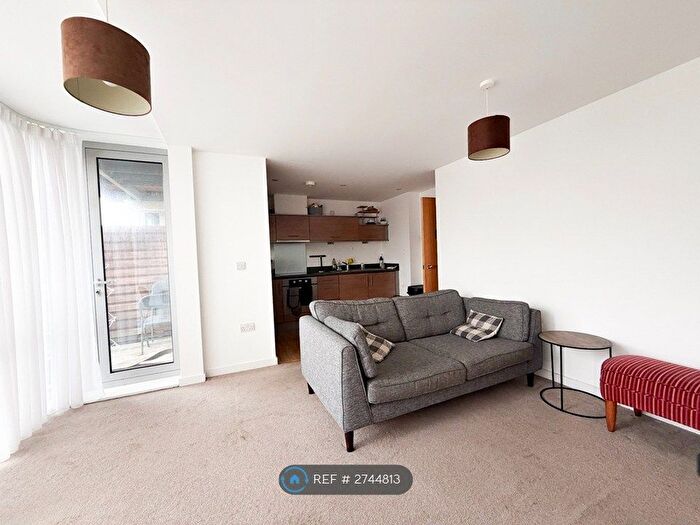 2 Bedroom Flat To Rent In Cross Street, Portsmouth, PO1