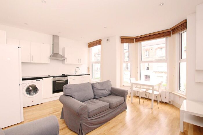 2 Bedroom Flat To Rent In Gateley Road, London, SW9
