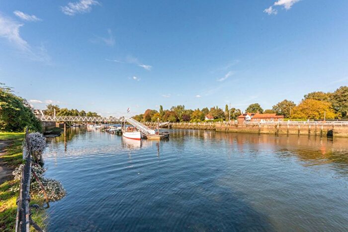 2 Bedroom Flat For Sale In Twickenham Road, Teddington, TW11