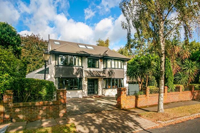 5 Bedroom Detached House For Sale In Lordsbury Field, Wallington, SM6