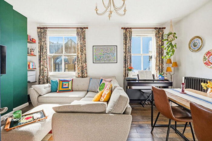 2 Bedroom Apartment For Sale In Limehouse Causeway, London, E14