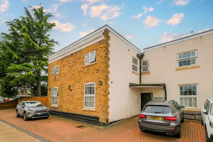 1 Bedroom Flat To Rent In Glebelands Avenue, London, E18