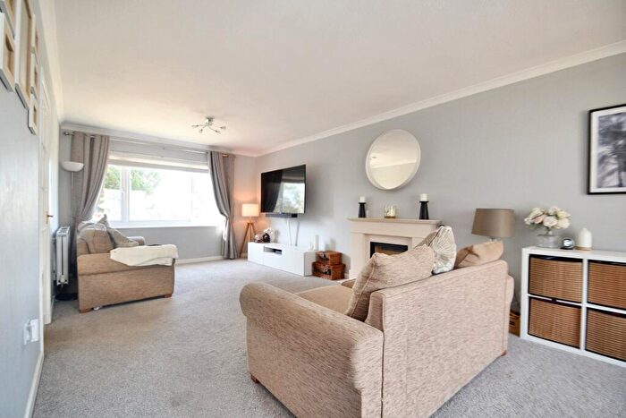 4 Bedroom Detached House For Sale In Broadstone, BH18 - Photo 2