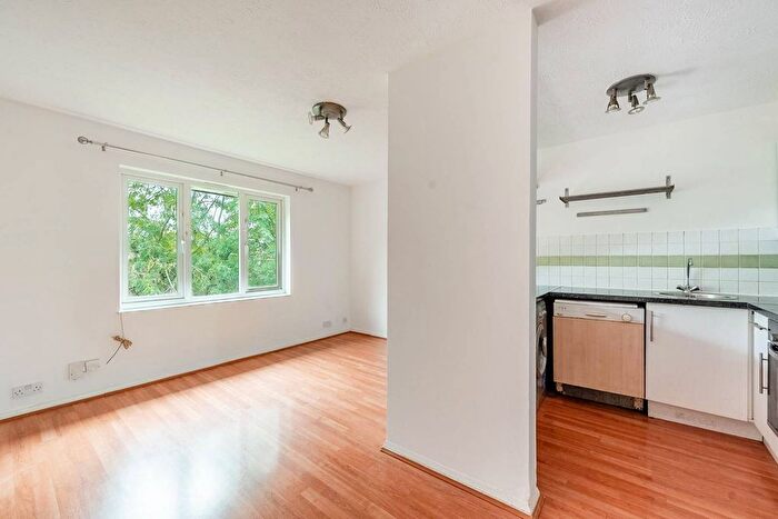 1 Bedroom Flat To Rent In Pavillion Way, Edgware, HA8