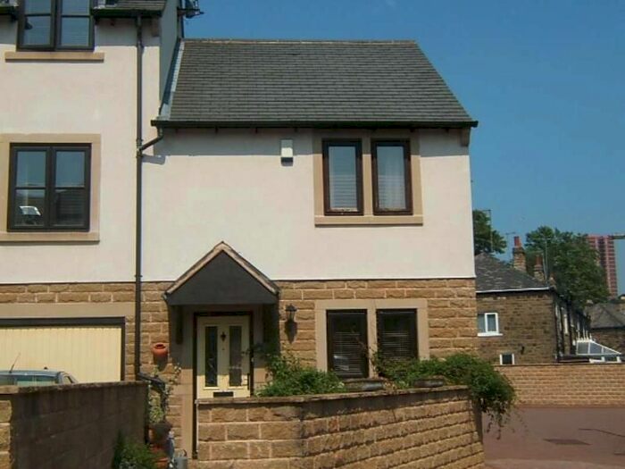 2 Bedroom Town House To Rent In Tawny Beck, Pudsey Road, Leeds LS13