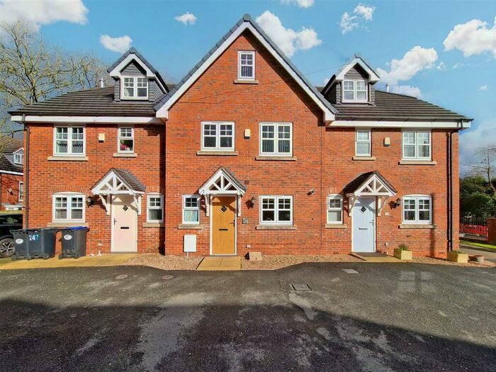 4 Bedroom Town House To Rent In Uttoxeter Road, Blythe Bridge, Stoke-On-Trent, ST11