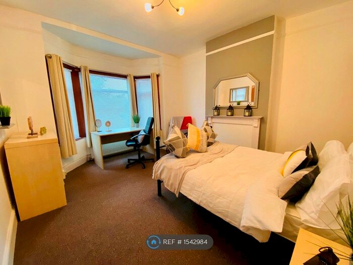 4 Bedroom Semi-Detached House To Rent In Earlsdon Avenue North, Coventry, CV5